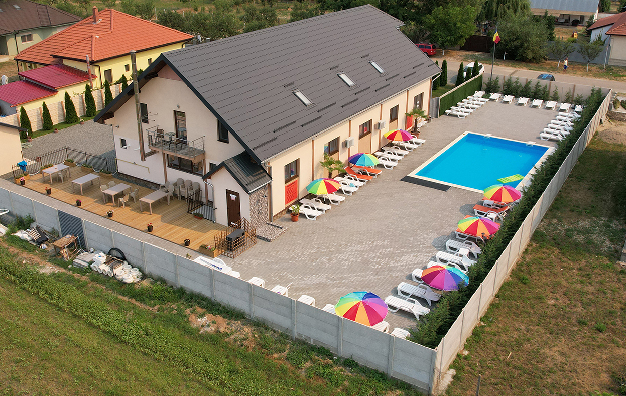 Pensiune cu 8 camere, cu restaurant, piscină nouă și panouri fotovoltaice